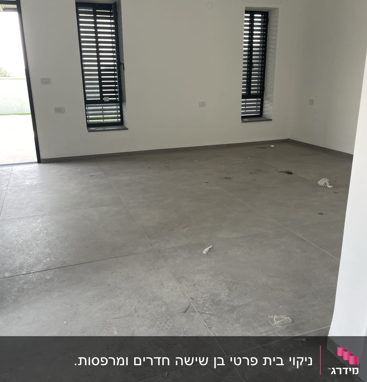 רצפה מלוכלכת עם פסולת קטנה לניקוי